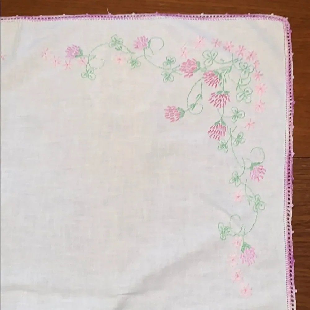 Vtg small tablecloth with floral embroidery‎
